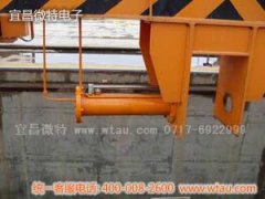 公伯峽水電站壩頂門(mén)機(jī)安裝我公司抓梁穿銷(xiāo)就位