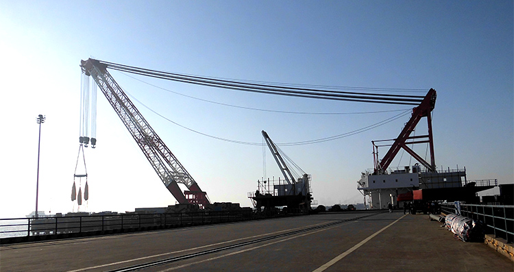 微特為國內(nèi)首創(chuàng)臂架后移式起重船保駕護航