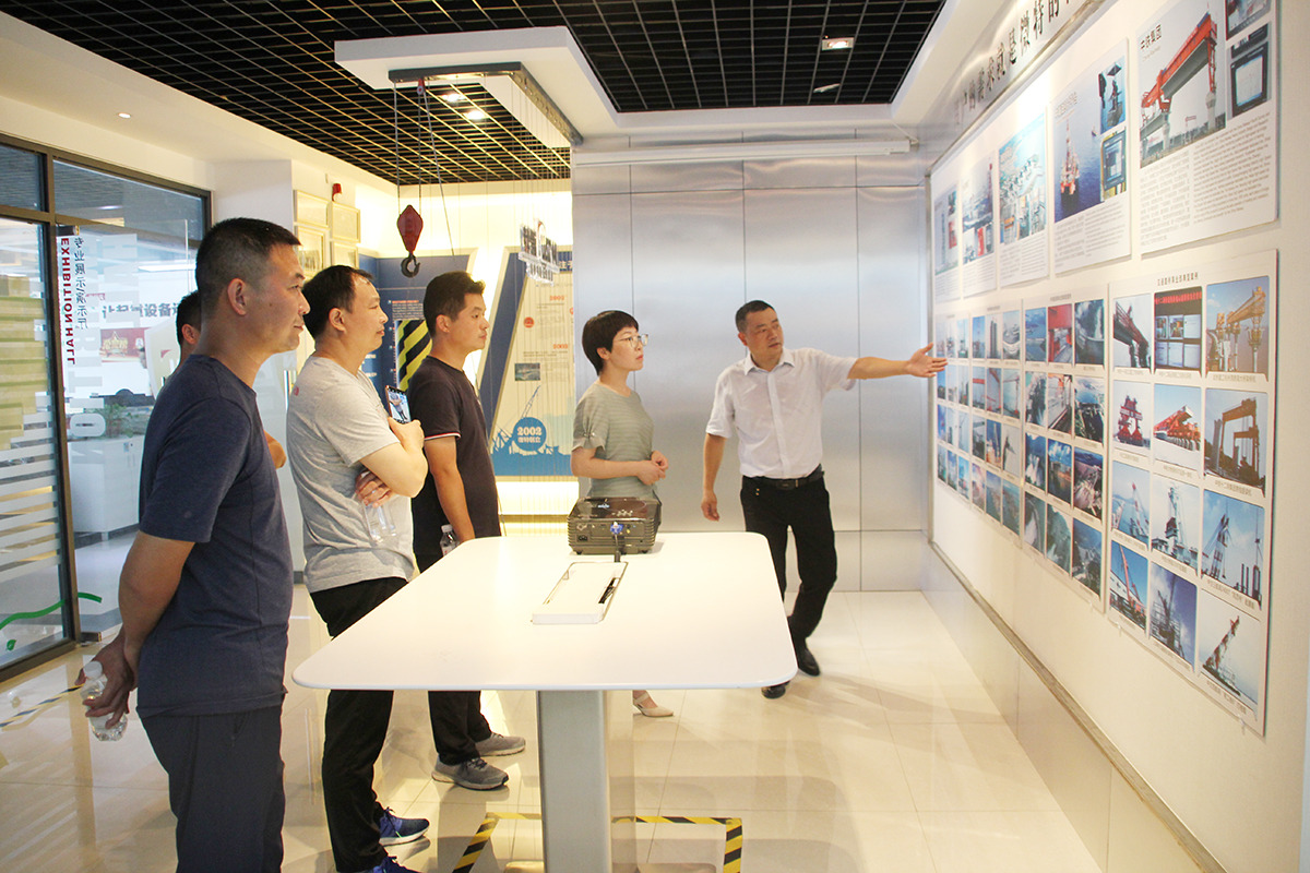 總經(jīng)理邱曉紅、副總經(jīng)理顏劍一行人蒞臨微特