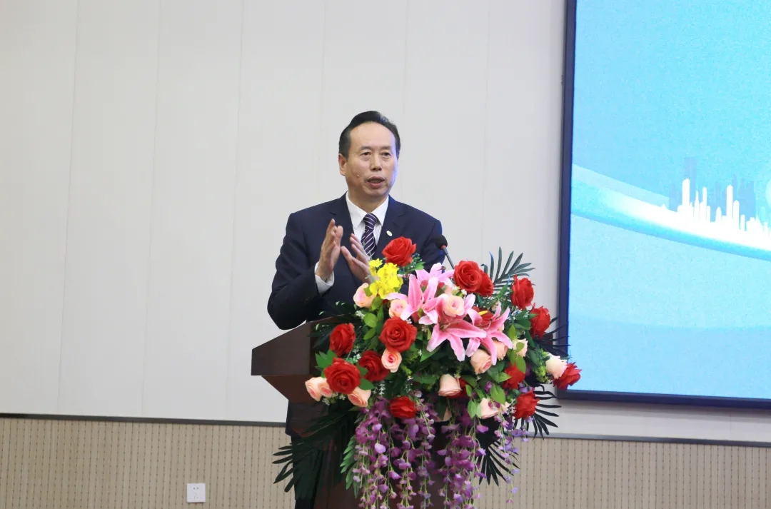 衛(wèi)華集團(tuán)黨委書記、總裁俞有飛致辭