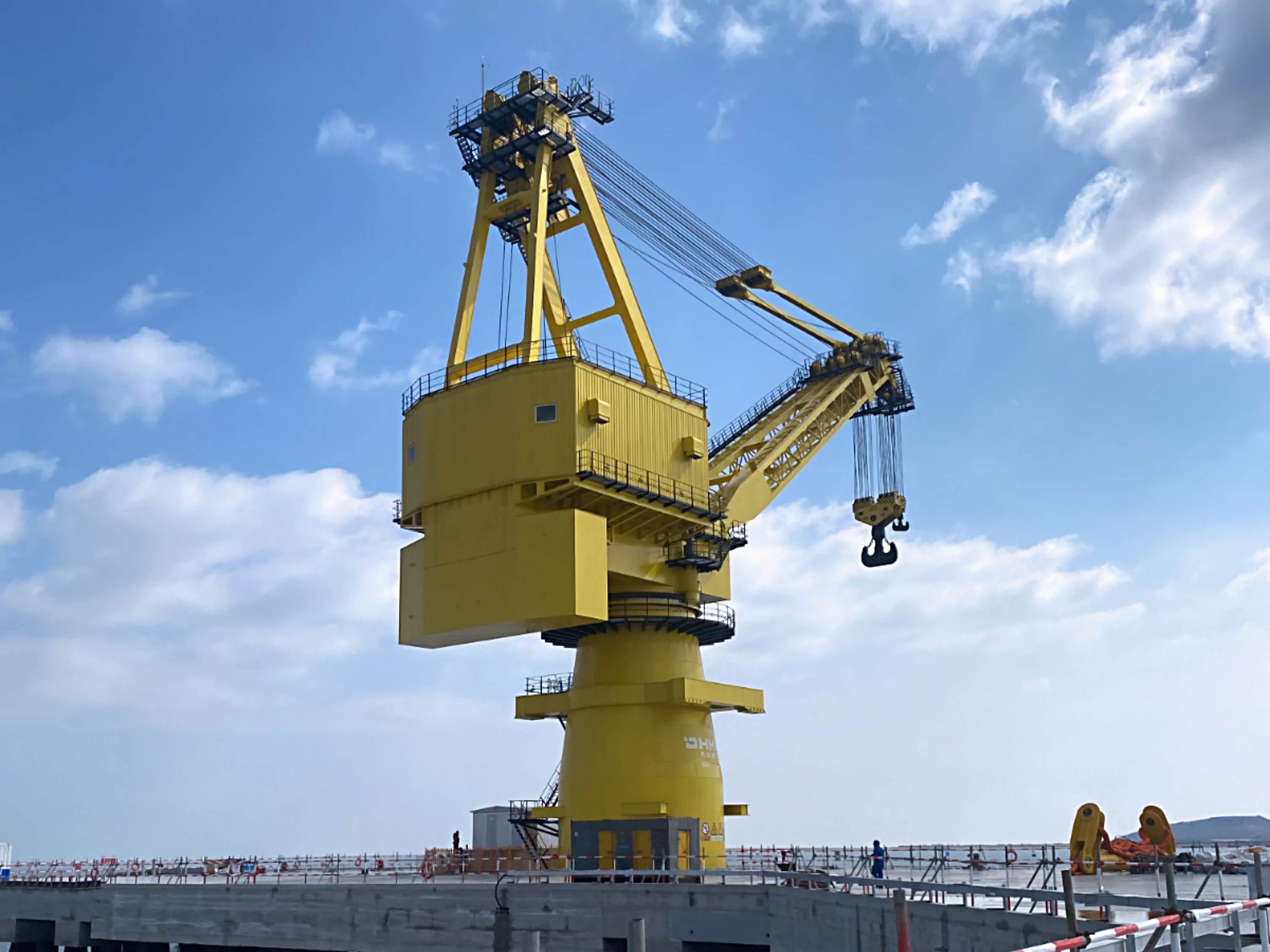 微特產(chǎn)品助力大連華銳大型門座機(jī)安全作業(yè)