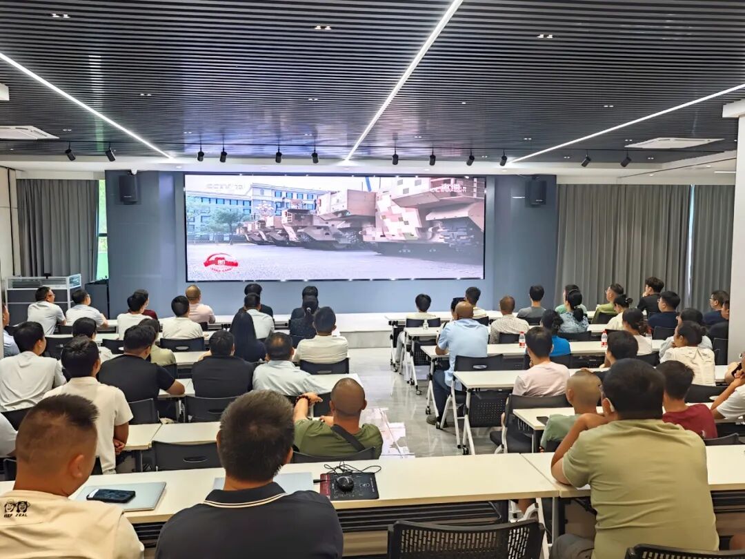 微特組織全體員工及園區(qū)企業(yè)集中觀看閱兵儀式