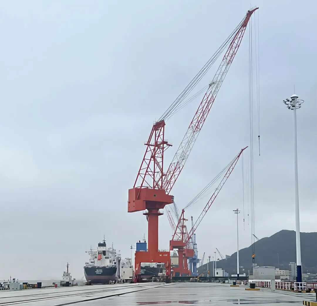 防碰撞1.jpg 船廠起重作業(yè)現(xiàn)場(chǎng)